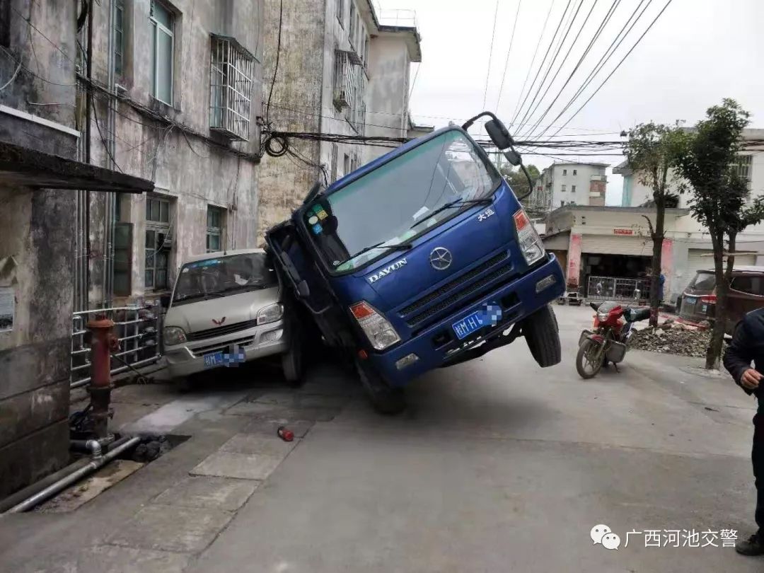 河池一货车超载偏瘫 路边小车遭殃了