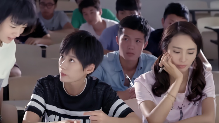 女孩第一天上课被老师点名,老师大怒,谁料下课又遇见冤家