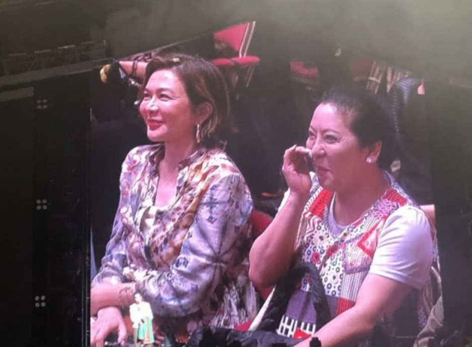 57岁关之琳近照曝光，表情僵硬被指美人迟暮，不及身旁60岁向太？