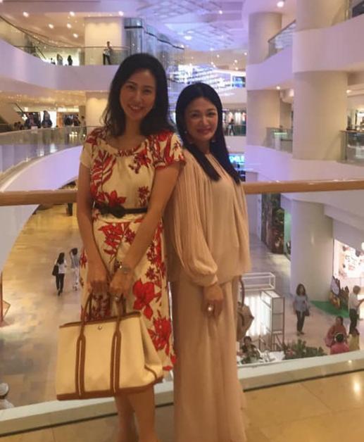 陈少霞与63岁富豪老公提前庆生，三胎女儿呆萌出镜模样可爱
