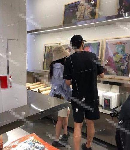 「一床情书」比起管虎跟马伊琍同台，更尴尬的是杨幂四位绯闻男友都来了金鸡奖