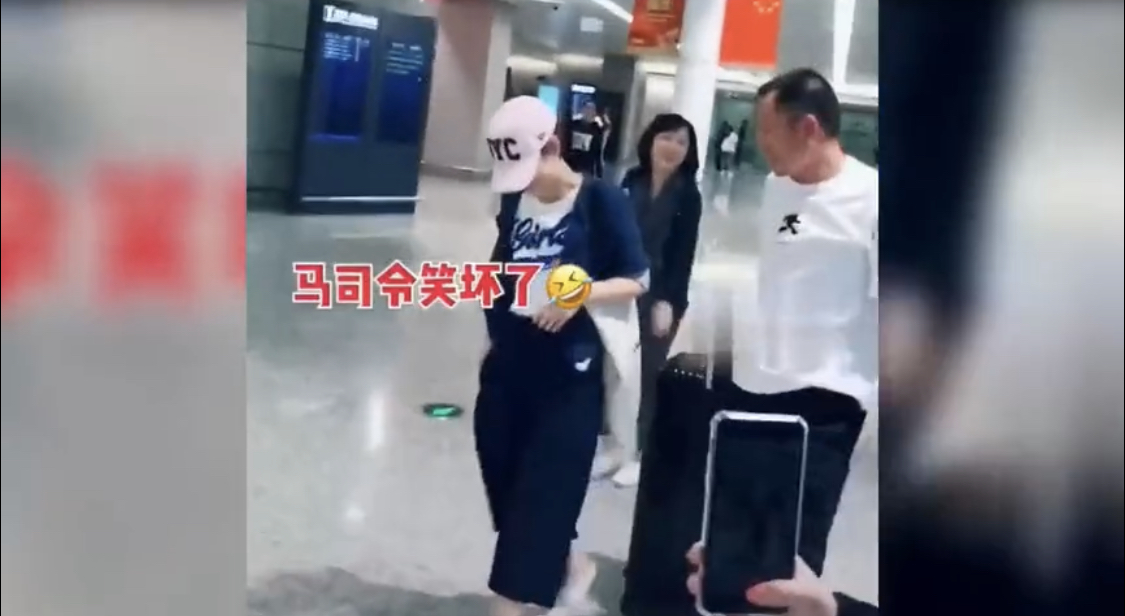 「熊猫娱乐」马伊琍母女机场获中年男接送，两人啥关系？
