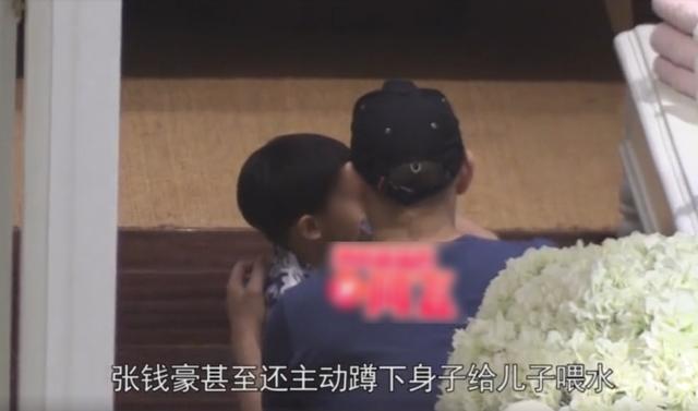 张雨绮带儿女与男友甜蜜逛街，张钱豪单手抱娃喂水超贴心