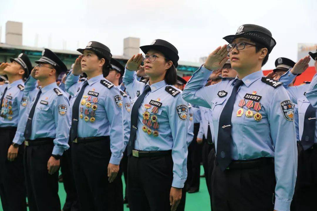 威武的仪仗队护送国旗 步伐铿锵地走向国旗台 澳门警察乐队奏响雄壮的