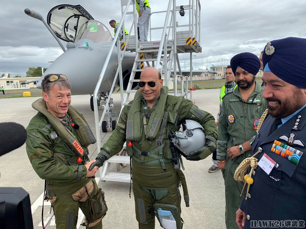 印度空军接收首架法国"阵风"战斗机 印防长辛格亲自体验飞行