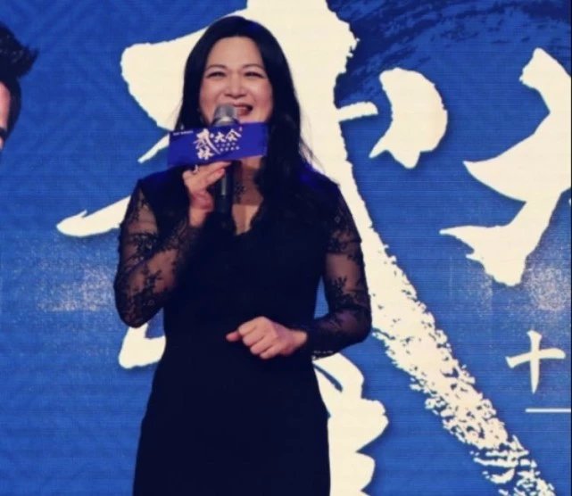 42岁阔太陈少霞产女一月极速瘦身，与令狐冲同台仍是当年小师妹