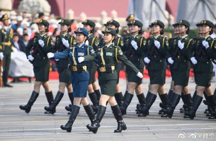 女兵方队领队是二位女将军程晓健少将,唐冰少将,这是新中国国庆阅兵史