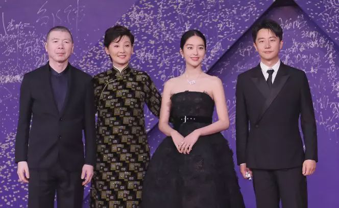 「电影通缉令」冯小刚，他带着一份令人落泪的美好，重回贺岁档