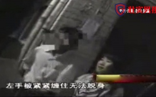 记者暗访小巷站街女，男子路过小巷被缠住无法脱身：服务很好的