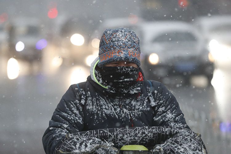 北京气象局发布消息,今日最高气温2,阴有中雪转多云,风力2,3级,8时