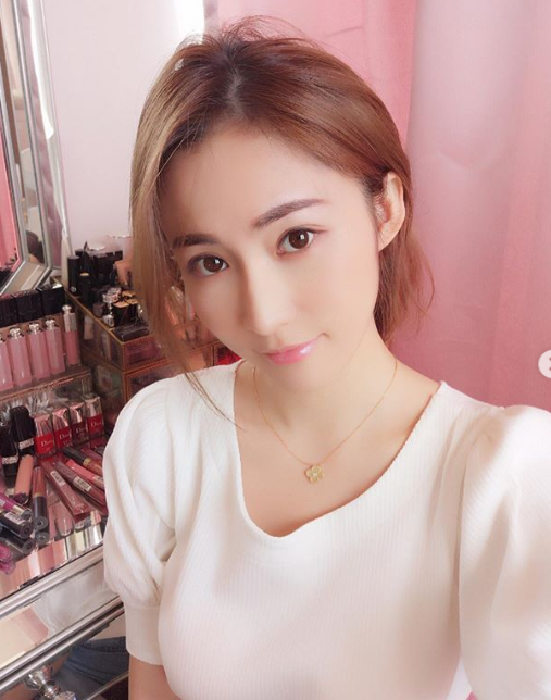 杨受成要抱孙了！杨政龙未婚妻大晒孕照，四肢纤细长肚不长肉