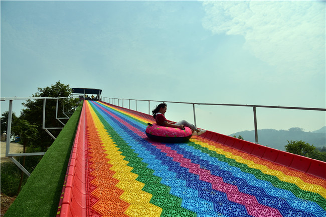 广州花都花果山有一条彩虹滑道,集惊险,刺激,颜值于一体