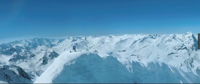 《攀登者》里叠印在登山队员背景上的白雪皑皑的山峦起伏的镜头,非常