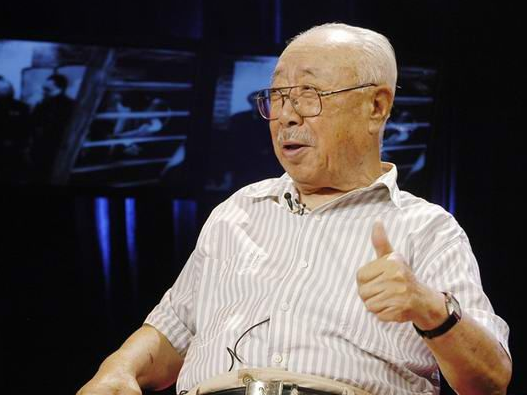 94岁刘江练书法,精神状态极佳,曾饰演《西游记》阎王爷!