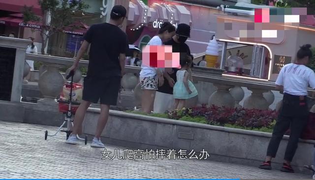 孙红雷携女外出寸步不离，一岁半女儿能跑会跳超可爱