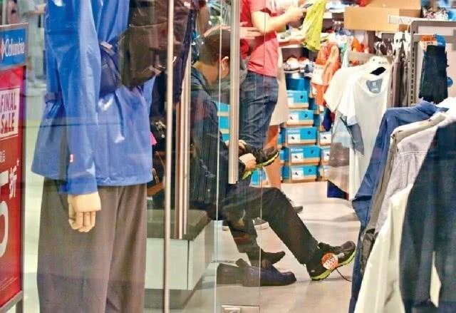 72岁郑少秋独自逛街买特价鞋，穿衬衫挺直腰板斯文帅气不减当年