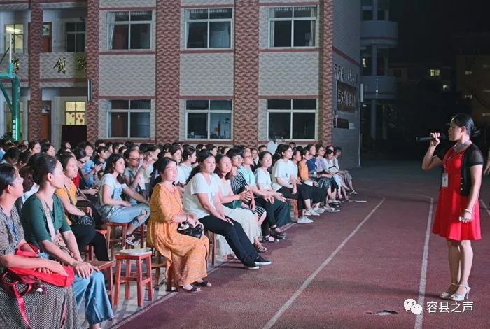 容县容州镇中心学校积极推进义务教育均衡发展