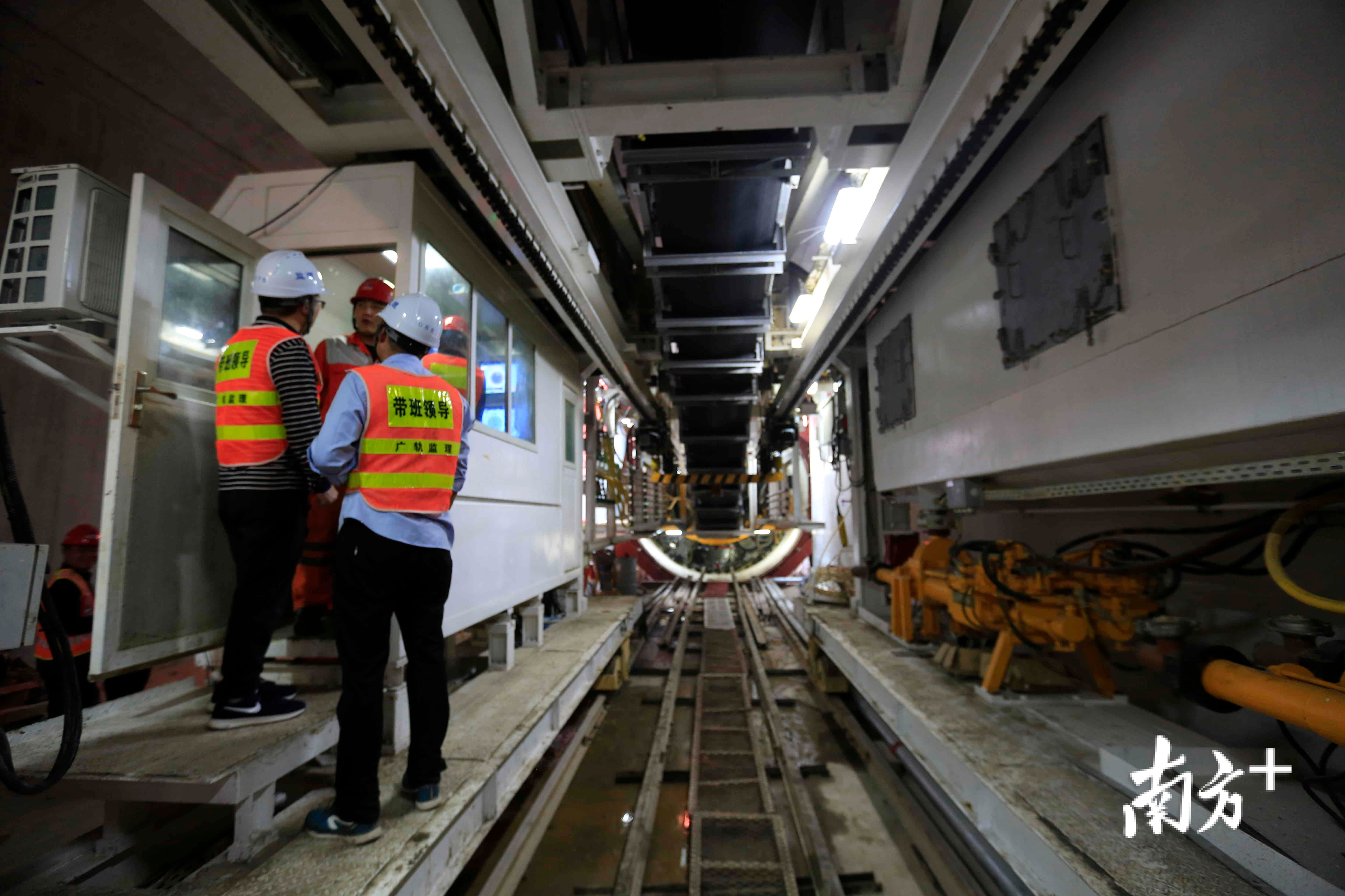 深圳地铁12号线土建六工区首台盾构始发,预计2022年建成通车