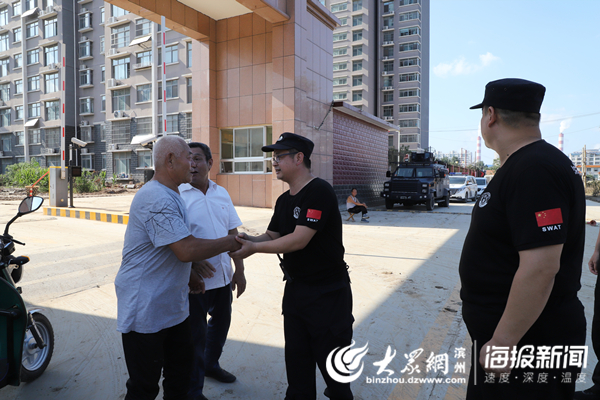滨州公安抗台风记:洪水中徒步搜救 被救村民:是警
