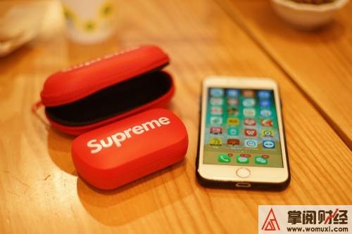 2019年Supreme全新联名Supreme&times;GYCIN真无线蓝牙耳机