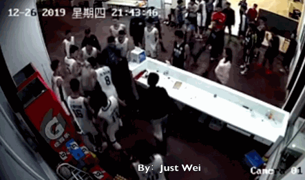 CBA教练带球员围殴球场管理人员