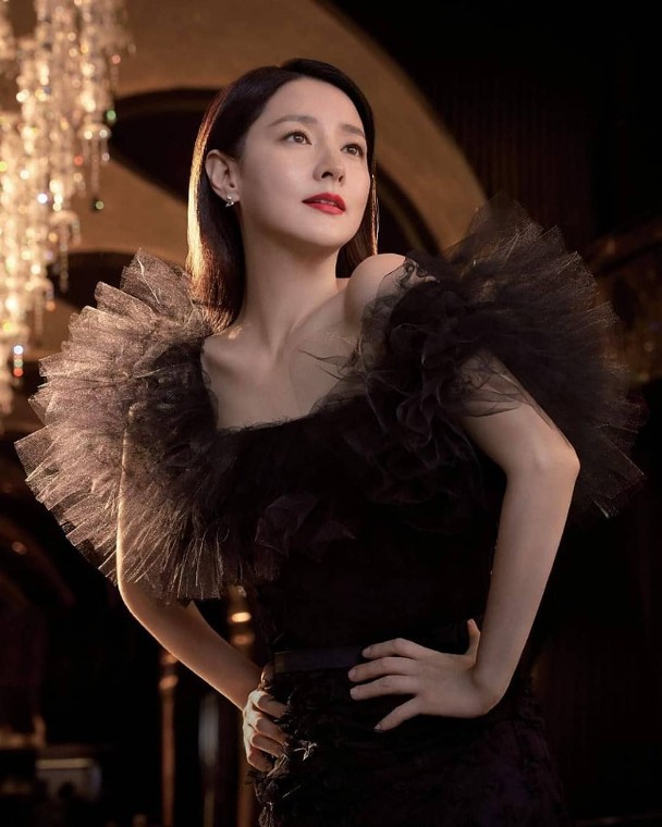 「熊猫娱乐」48岁李英爱晒童年旧照超“冻龄”，嘴角一抹微笑30年未变