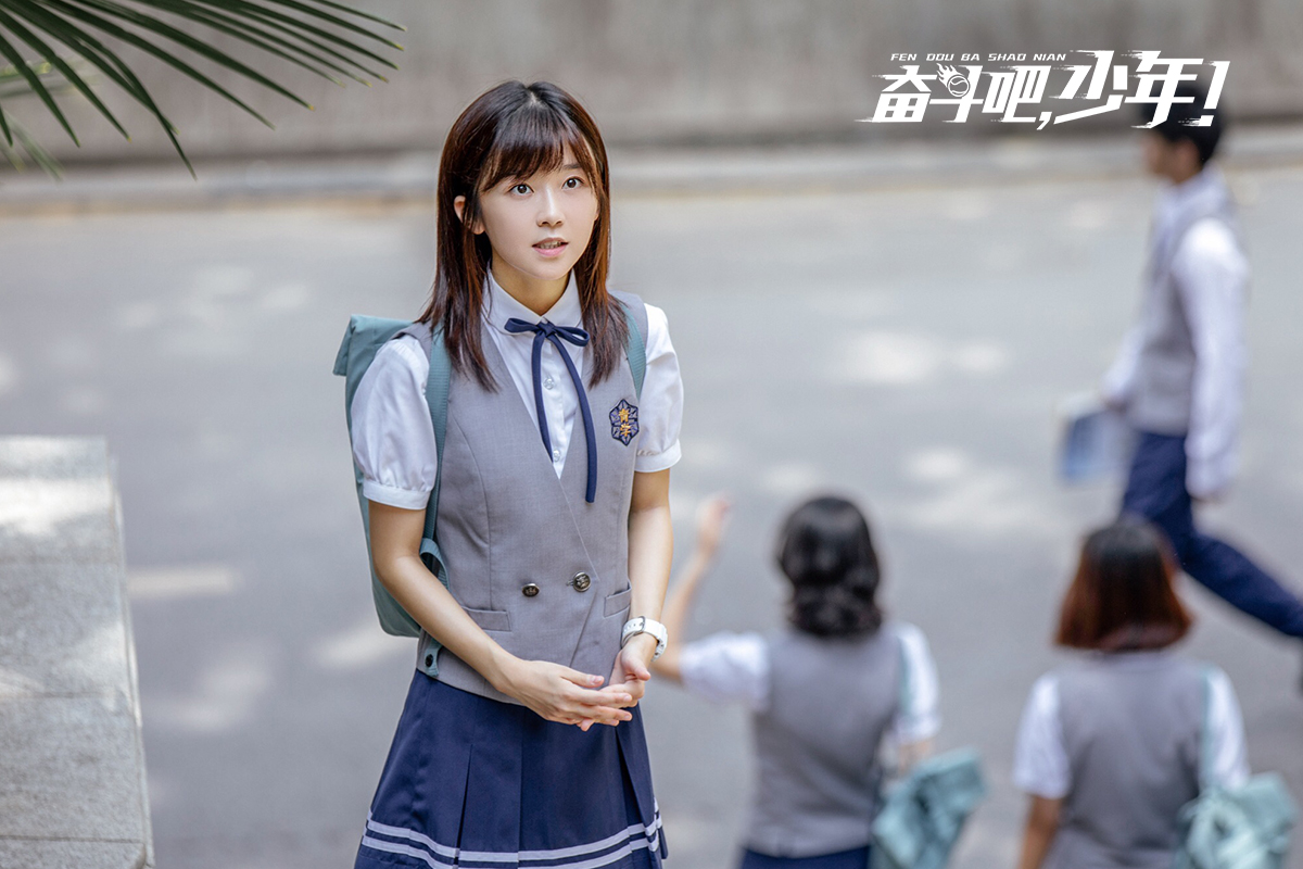 沈月陈都灵宋伊人关晓彤,谁穿校服少女感最强?