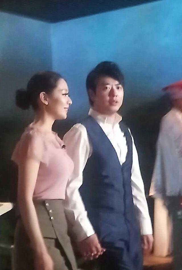 杨幂最新生图腰细腿瘦长，网友：裤子腰部是镂空的