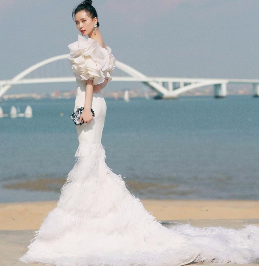 「一床情书」杨幂刘诗诗金鸡奖同台不同框，一个红裙惹火，一个白裙惊艳