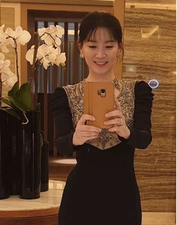 「熊猫娱乐」48岁李英爱晒童年旧照超“冻龄”，嘴角一抹微笑30年未变