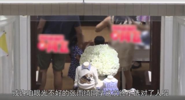 张雨绮带儿女与男友甜蜜逛街，张钱豪单手抱娃喂水超贴心