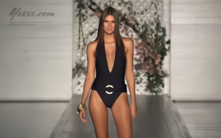 美女内衣走秀，黑色的性感款式，显出女性温柔，一双美腿修长养眼