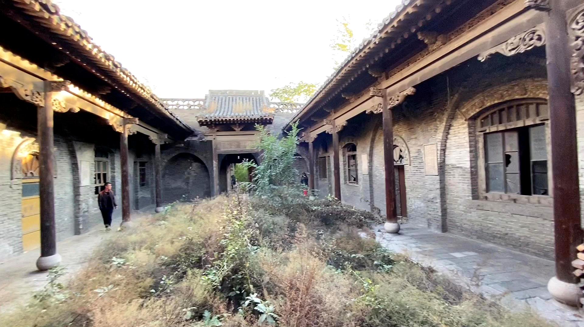 山西近百年的三进大宅院豪华大气却荒草丛生木雕砖雕异常精美