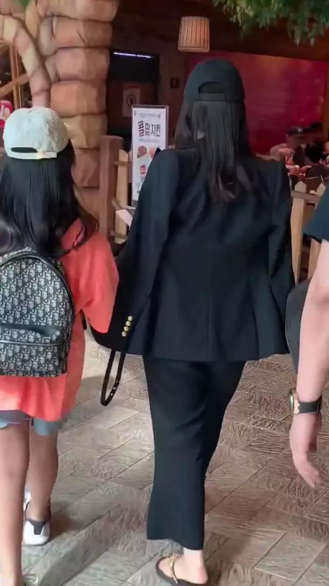 韩国偶遇李湘一家，王诗龄暴风抽高，王岳伦腋下夹包有点土