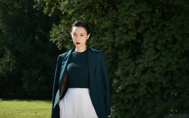 「伍脊六兽」张静初因打光问题“罢演”和于正起争执，她凭什么火了20年？