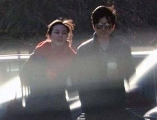 「秃顶少女裘千尺」李健与妻子孟小蓓街头散步罕见同框 女方有说有笑手舞足蹈显恩爱