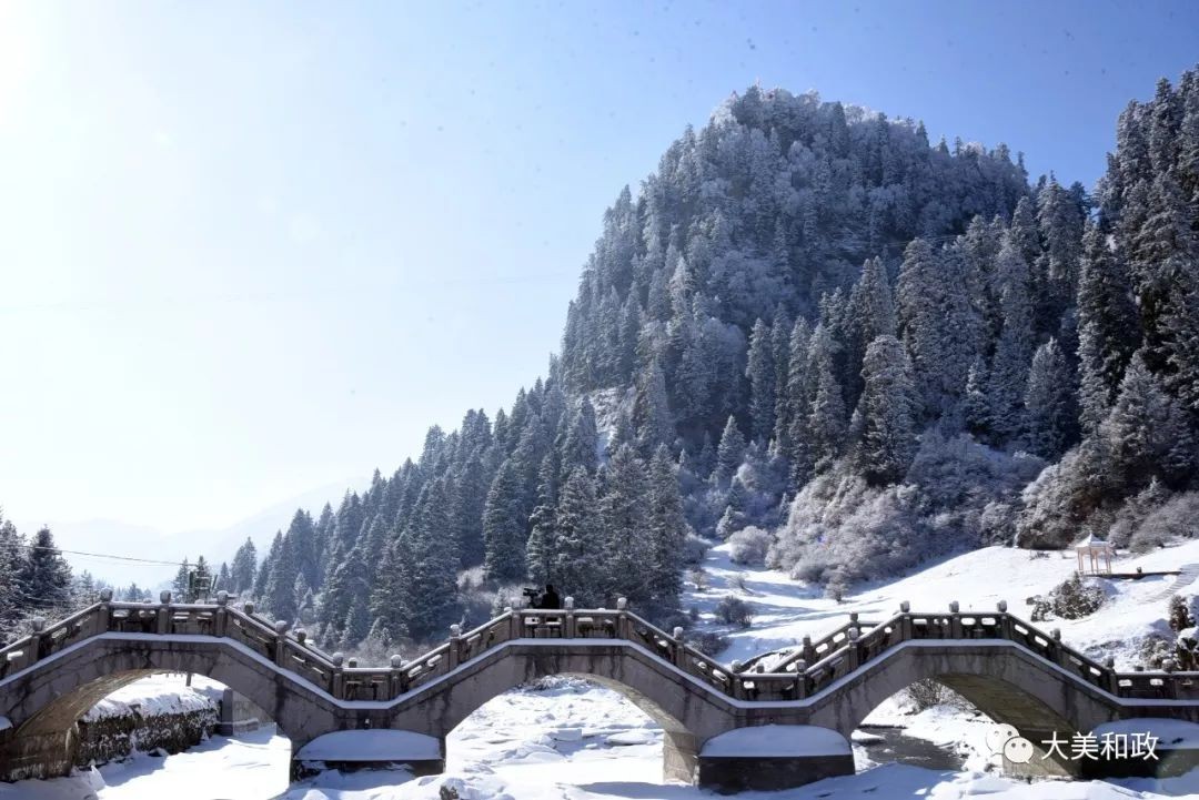 一场雪过后,松鸣岩就变成了这样