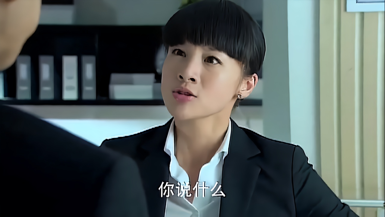 美女看办公室没人赶紧换丝袜,怎料经理在背后