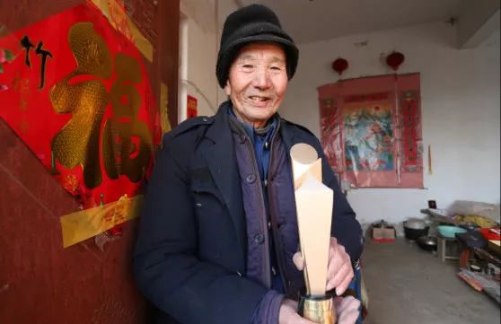 「不八卦会死星人」这个演员太传奇！一辈子只演一部戏，79岁入围金鸡影帝