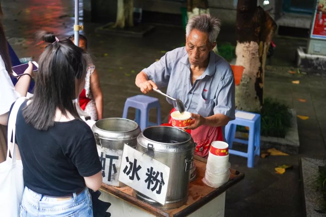 冰粉是真·路边买的,在建新南路,在一家老爷爷的冰粉摊上.