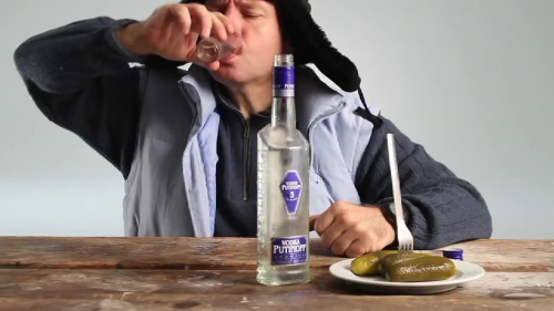 俄罗斯人才敢直接喝伏特加,就像年轻人才喜欢喝江小白