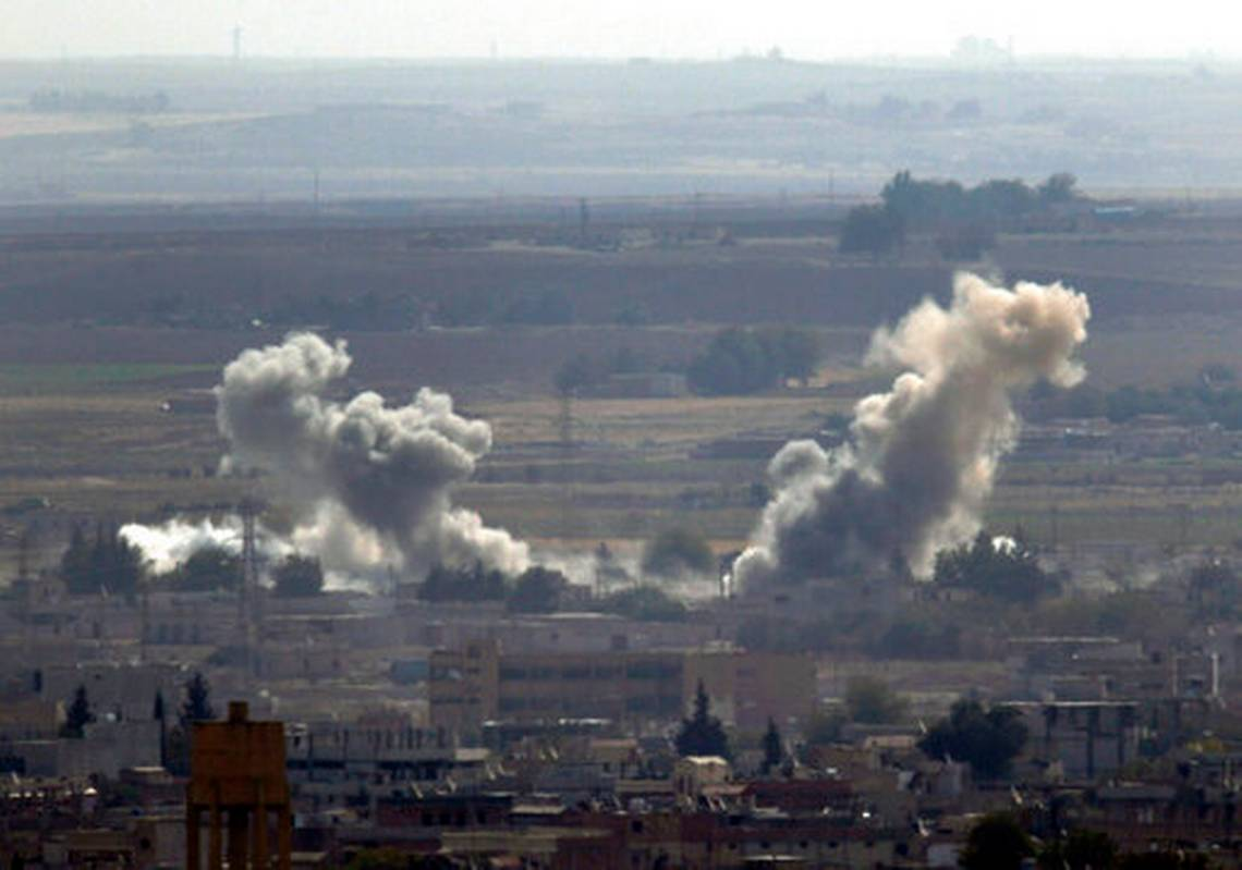 巴勒斯坦民众与以色列士兵在加沙地带激烈冲突，以色列发动空袭 _凤凰网视频_凤凰网
