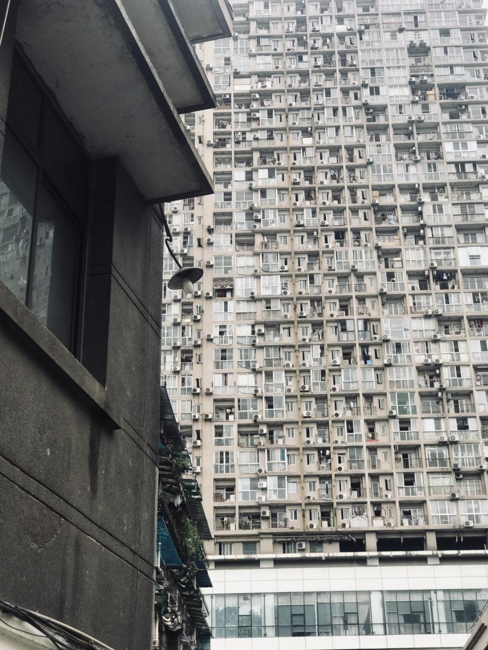 西大街97号，省歌里外的两重天