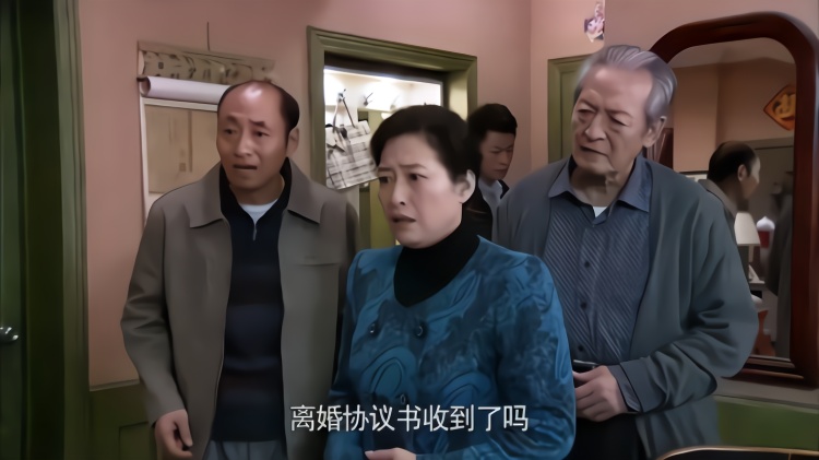 美女多吃两块肉被全家吐槽,下秒掏出孕检单后,婆婆看