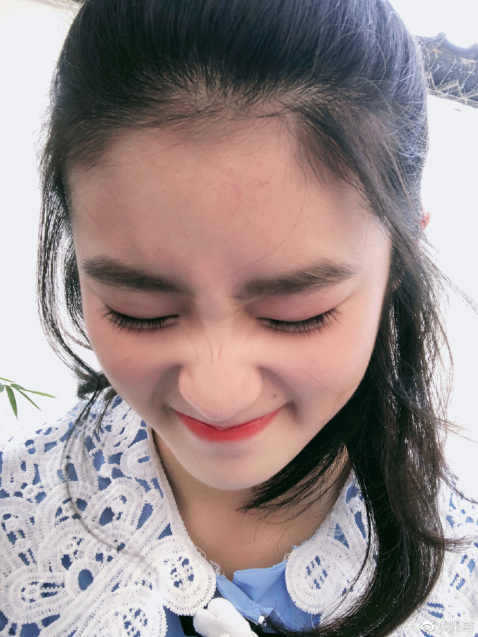 [喜天影视]柴蔚《初恋那件小事》晒大光明造型 引网友热议