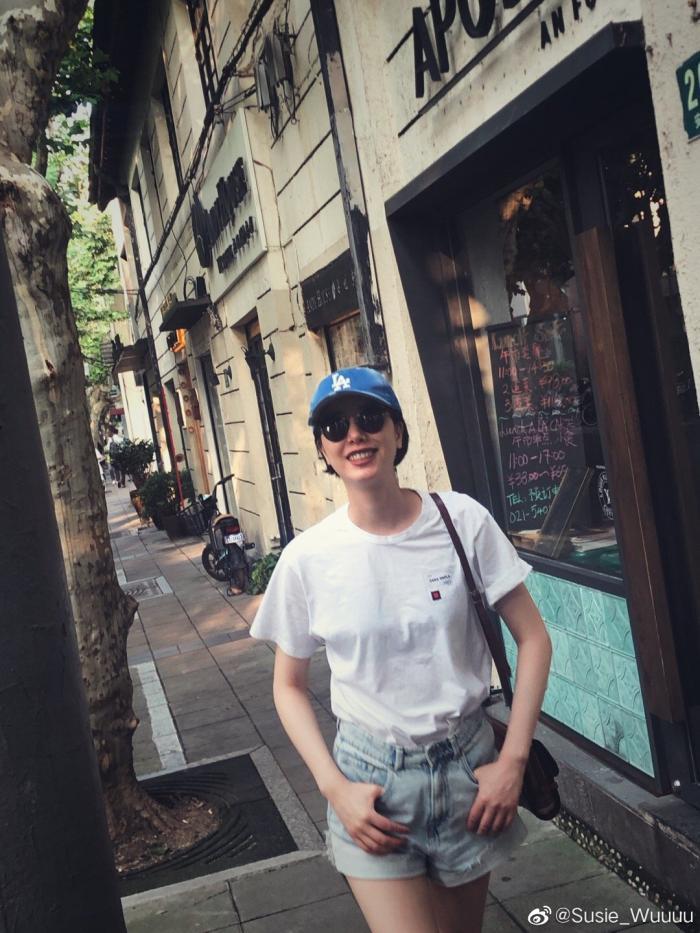 李亚鹏女友街头拍美照，大长腿比王菲惊艳，五官撞脸高圆圆？