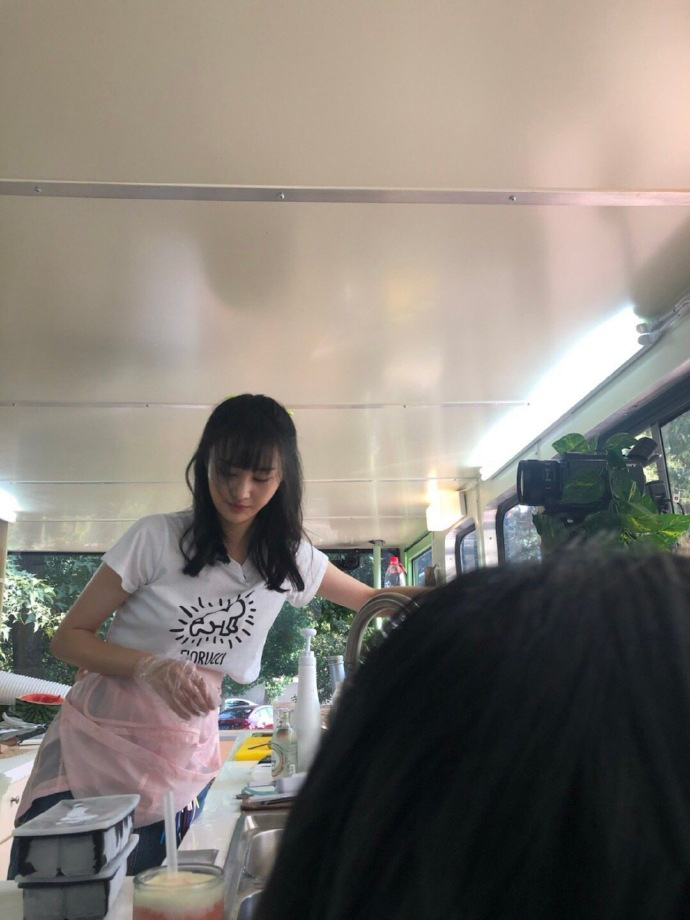 郑爽穿粉色围裙化身漂亮小厨娘，亲手为粉丝做奶茶太暖心