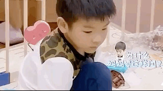 母子三人罕见同框！黄圣依送儿子们开学笑叹“哥俩好”