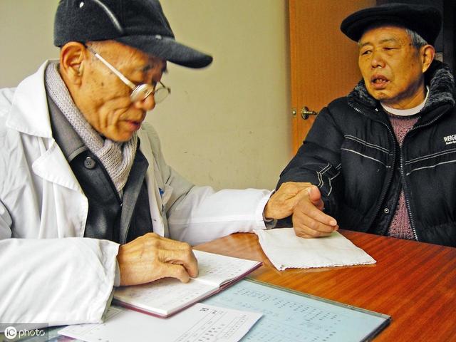 中医号脉是故弄玄虚?老中医精准诊脉让患者心悦诚服