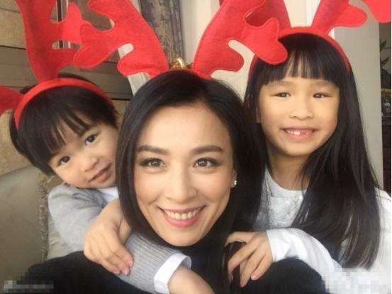 林瑞阳一家街头散步，老婆张庭衣着宽松，小腹圆凸有情况？